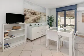 Holiday Home 'Kerann 1min from the Beach with Private Garden', Private Terrace & Wi-Fi - Image 4