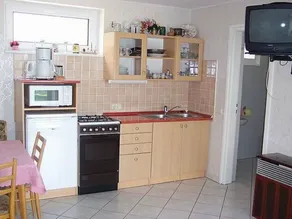 Beautiful holiday apartment with garden, barbecue & terrace - Image 5