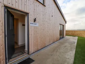 Cottage with garden & hot tub - Image 3