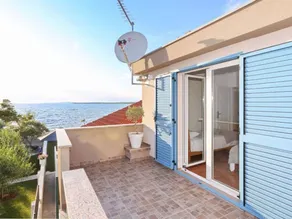 Holiday home with terrace & garden - Image 2