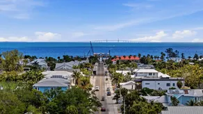 Your Pine Ave Getaway Walk to Beaches, Boutiques & Dining - Image 2