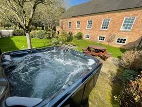 Exquisita casa rural apta para niños con jacuzzi y jardín - Image 3