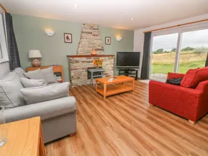 Children-friendly lovely cottage with garden, pool & hot tub - Image 2
