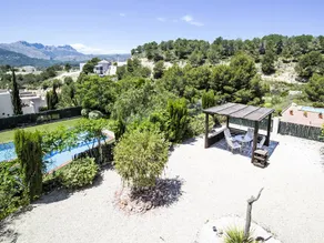 Ferienhaus mit Pool, Terrasse und Garten - Image 3