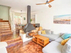 Villa with pool, garden & terrace - Image 4