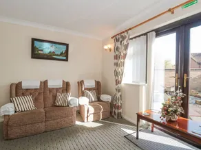 Family-oriented cottage with garden | Beach view - Image 5