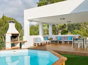 Holiday apartment with BBQ, private pool & garden - Image 3