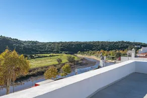 Appartement de vacances convivial et familial avec terrasse, internet haut débit et piscine | Vue ville | Parfait pour le travail à distance - Image 3
