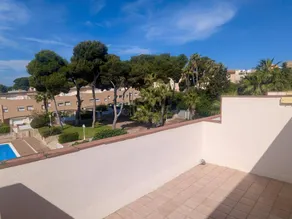 Holiday home with garden & pool - Image 4