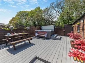 Beautiful cottage with garden, jacuzzi & terrace - Image 2