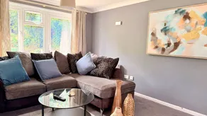 Duxford Spacious 4BR Home Near IWM Duxford Aviation - Image 3