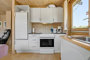Holiday home with barbecue & terrace - Image 4