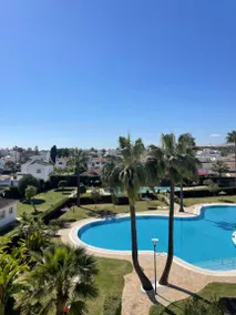 Merveilleux appartement de vacances entièrement équipé avec terrasse, internet haut débit et piscine | Vue plage | À côté de la plage - Image 2
