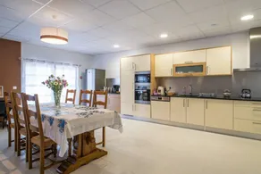 Maison avec barbecue, piscine et terrasse - Image 5