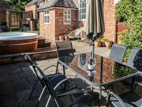 Family-friendly cottage with hot tub & garden - Image 3