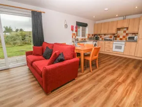 Children-friendly lovely cottage with garden, pool & hot tub - Image 5