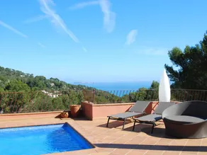 Villa with BBQ, garden & private pool - Image 2