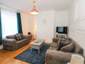 Family-oriented cottage with garden - Image 3