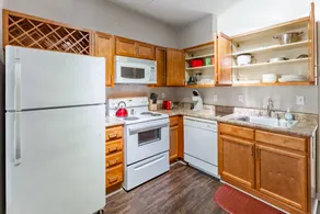 Extended Stay - Near Crestwood, King Bed, Gym, Parking, Fast WiFi - Image 3