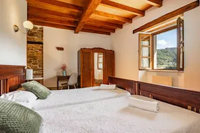 Room A Figueira in Mondoñedo with Mountain Views, Shared Terrace, and Wi-Fi - Image 4