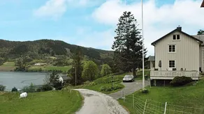 Holiday home with garden & terrace - Image 2