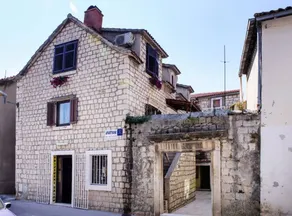 Picturesque House in Kaštela Old Town Near Beach and Local Amenities - Four Bedroom Holiday Home - Image 3