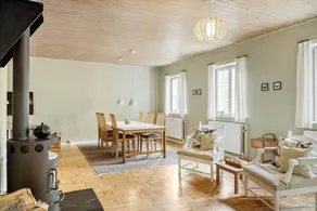 Spacious house with terrace - Image 5