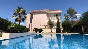 Flat with garden, barbeque & pool - Image 4