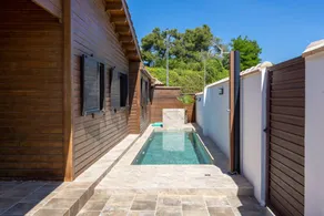 Maison avec jardin, piscine et barbecue | Vue jardin - Image 3