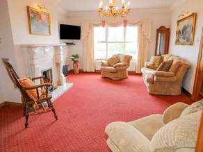 Cottage with garden & hot tub - Image 4