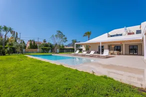Villa with private pool, terrace & garden - Image 2