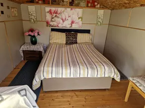 Charming Cabin Rental for Two Guests by the River Shannon, Ireland - Image 2