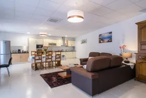 Maison avec barbecue, piscine et terrasse - Image 4