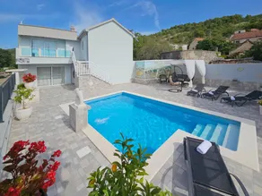 Voll ausgestattetes Ferienhaus mit privatem Pool, Terrasse und Grill - Image 3