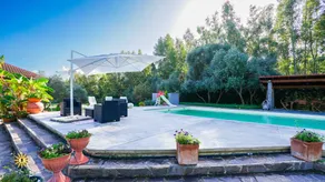 Villa avec jardin et piscine privée | Vue piscine - Image 2
