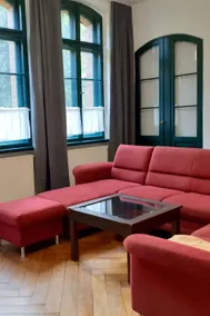 Apartment with garden - Image 2