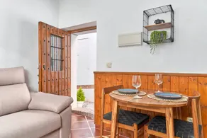 Acogedora casa con internet de alta velocidad y jardín | Vistas a la ciudad | Adaptada para el teletrabajo - Image 5