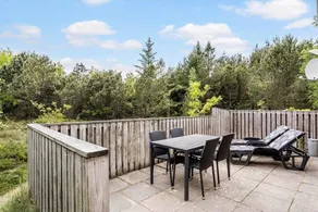 Holiday home with terrace - Image 3