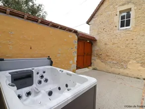 Cottage with hot tub, garden & barbeque - Image 2