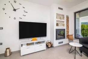 Holiday home with BBQ, garden & terrace - Image 4