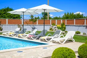 Fully equipped villa with pool, terrace & barbecue | Pets are welcome - Image 2