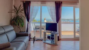 Stunning flat just 50 metres from the beach with sea views, barbecue, washing machine - Image 2