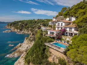 Villa with private pool, barbecue & garden - Image 3