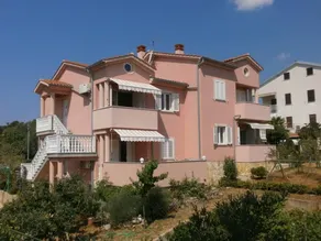Apartment with BBQ, garden & terrace - Image 3