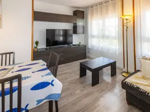 Cosy Apartment in Town, 800m from Port Beach - A/C, Dishwasher, Near Main Square - Image 3