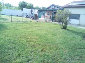Cottage avec terrasse, piscine et jardin | Vue jardin - Image 2