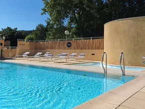 Mobilheim mit Pool und Terrasse - Image 3