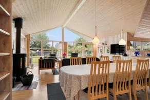 Family-oriented holiday home with terrace, garden & jacuzzi | Beach nearby - Image 5