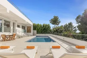 Family-oriented pleasant villa with pool, garden & barbeque | Panoramic view - Image 2