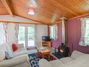 Family-friendly beautiful cottage with garden & jacuzzi | River view - Image 3